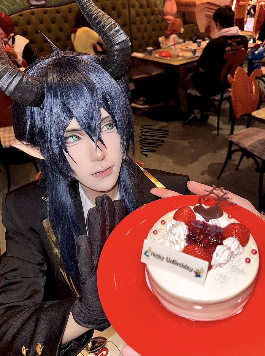 本日は寮長組でいます!!

━━━━━━━━━━━━━━━━━━

「ホールケーキはいい思い出がないんだ。」

━━━━━━━━━━━━━━━━━━

#Dハロ仮装2025  #Dハロツイステ仮装