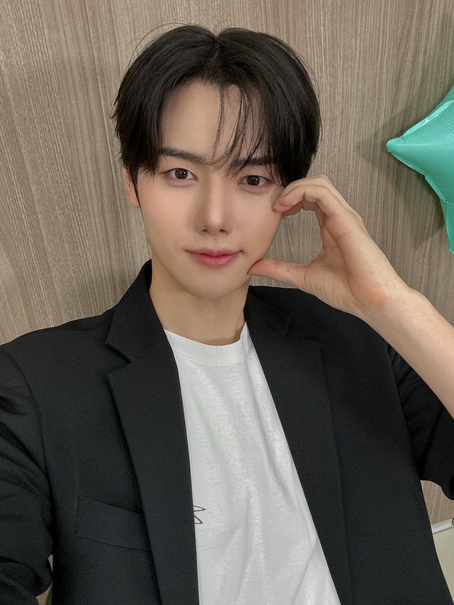 maltiju917's tweet photo. 요즘 유행하는 거 해봤슨 https://t.co/ozW4hBtUu0