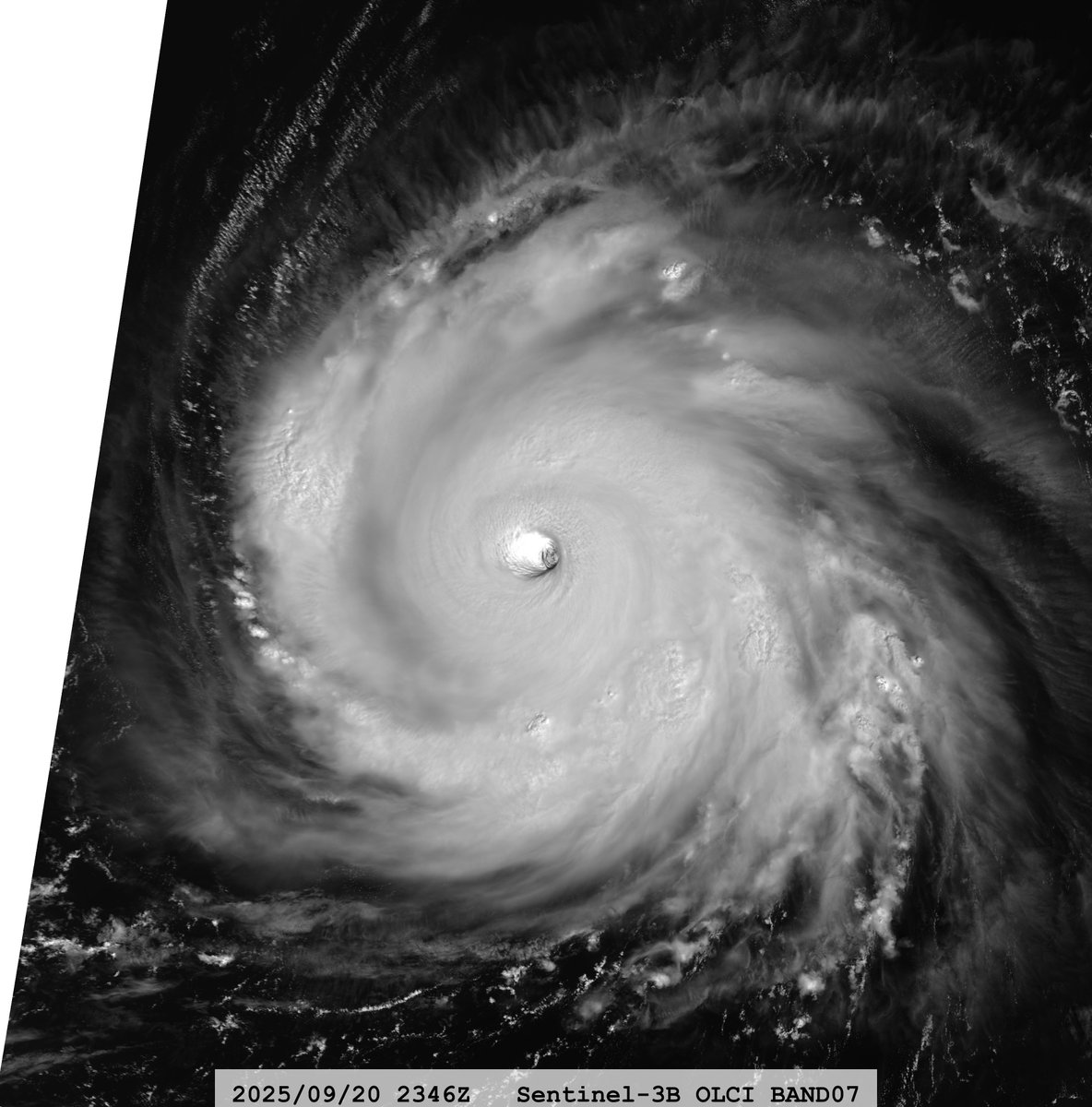 zeb199818's tweet photo. #25W Typhoon #NEOGURI
Satellite: #Sentinel3B #SLSTR #OLCI
Channel :
#SLSTR S8 (10.854 µm) 1-km
#OLCI S7 (0.620 µm) 300-m
Time : 2025/09/20 2347Z
Eye Temp : 21.75 °C
Data Source : Copernicus L1B
CPA : ~510 km https://t.co/n4oH1HSmbC