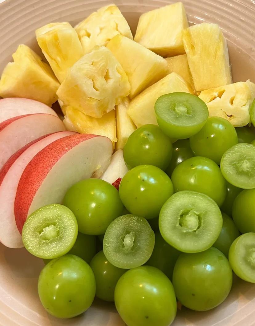 今日下午茶水果
🍰超赞的下午茶时光来啦✨
宝子们，今天给大家分享一场超惬意的下午茶😎。
午后的阳光温柔地洒下🌞，在这样美好的时光里，怎么能少得了精致的下午茶呢？这次下午茶的组合堪称完美，有甜蜜多汁的水果，还有超美味的点心和香醇咖啡🌼