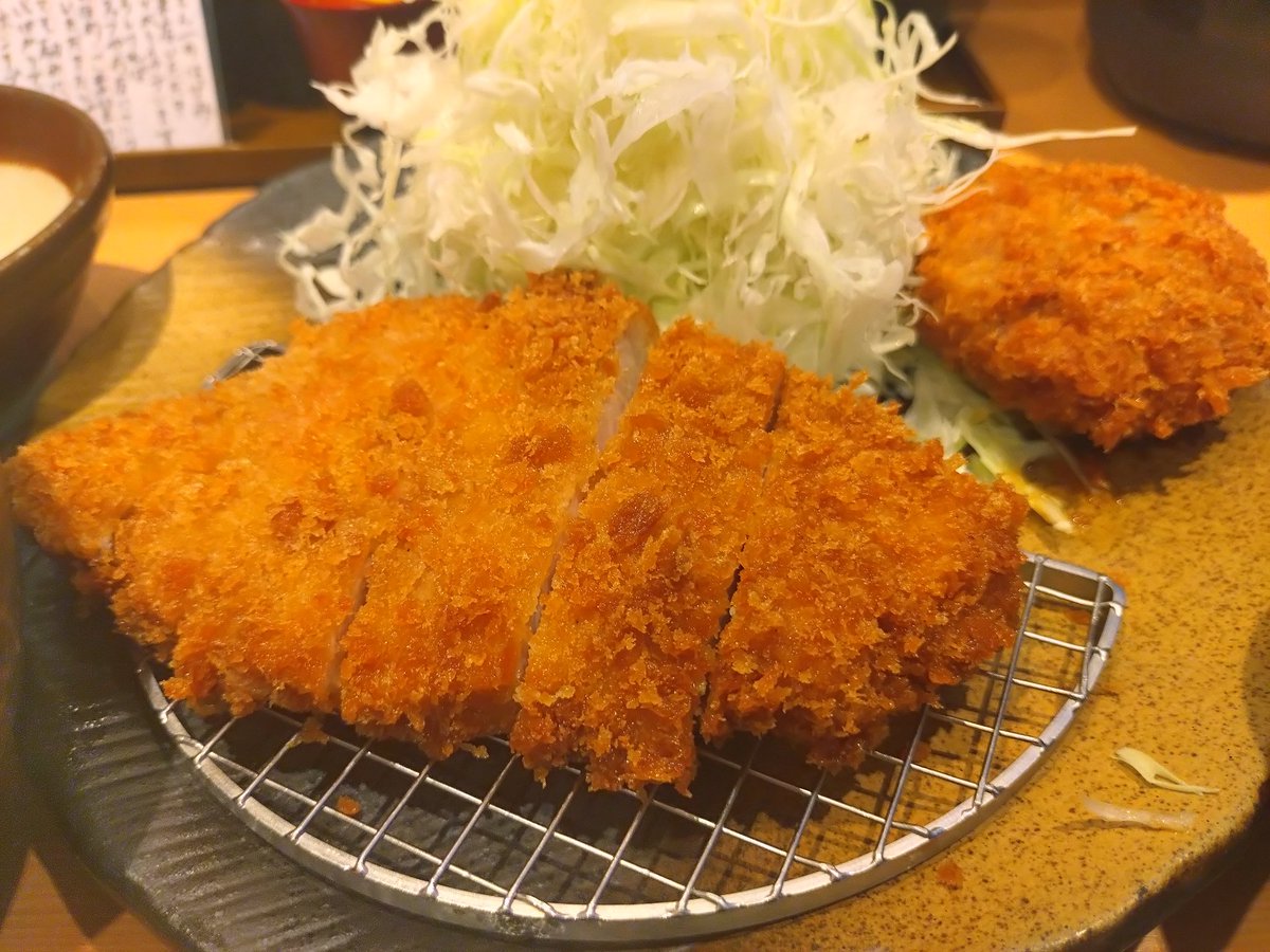 今日はとんかつ＆メンチカツ！！

肉のジューシーさが最高に美味い(　ﾟдﾟ)

あと赤味噌のあさりの味噌汁が香りが素晴らしい うめぇ

ソースの甘味噌ってやつもコクのある味噌田楽のタレみたいで味変にすごくいい！！

大変満足ですわー