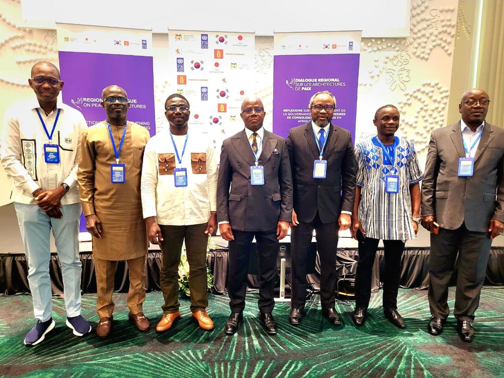 CivisCI's tweet photo. 📜« Il n'y a pas de chemin vers la paix, la paix est le chemin », de Mahatma Gandhi,

🇧🇯Cotonou, le 18-19 septembre 2025 : le Dialogue Régional sur les Architectures de Paix dans le Golfe de Guinée.

#paix #gouvernance #democratie #information https://t.co/JPtj7pxAqp
