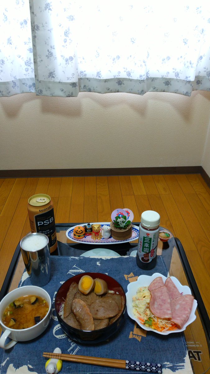 こんにちわ🌞寝てばかりでした😅遅めの昼ご飯です🍚焼肉丼とハムポテトサラダと味噌汁…まあまあです🙆