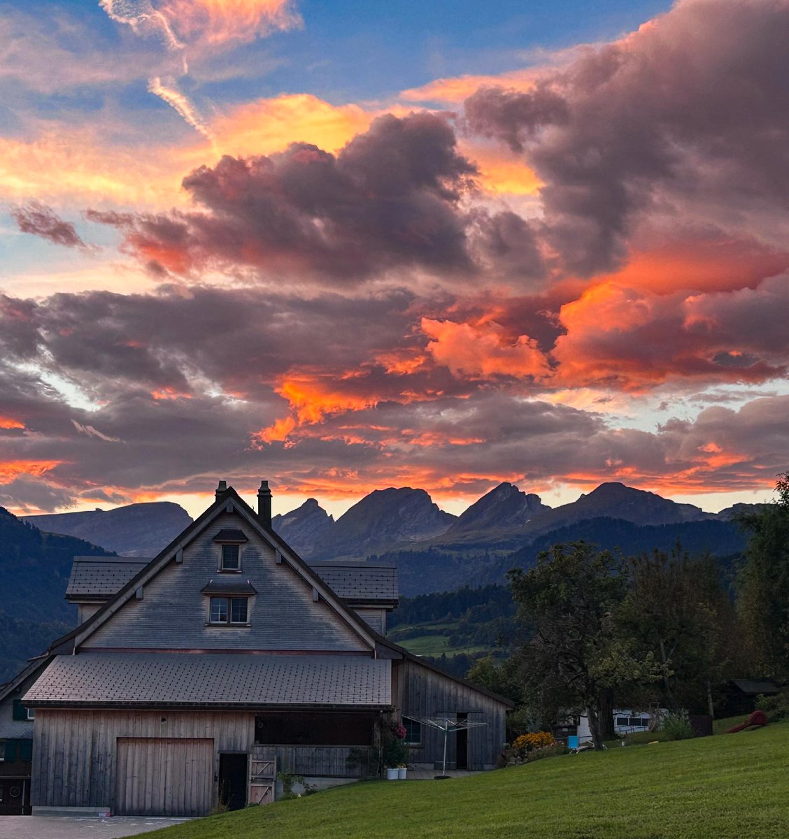 meteoschweiz's tweet image. Der #Föhn lässt im Osten der #Schweiz seine Muskeln spielen und zaubert zu Tagesbeginn farbenfrohe #Wolken an den Himmel.
Foto: Meteomeldungen/MeteoSwiss App