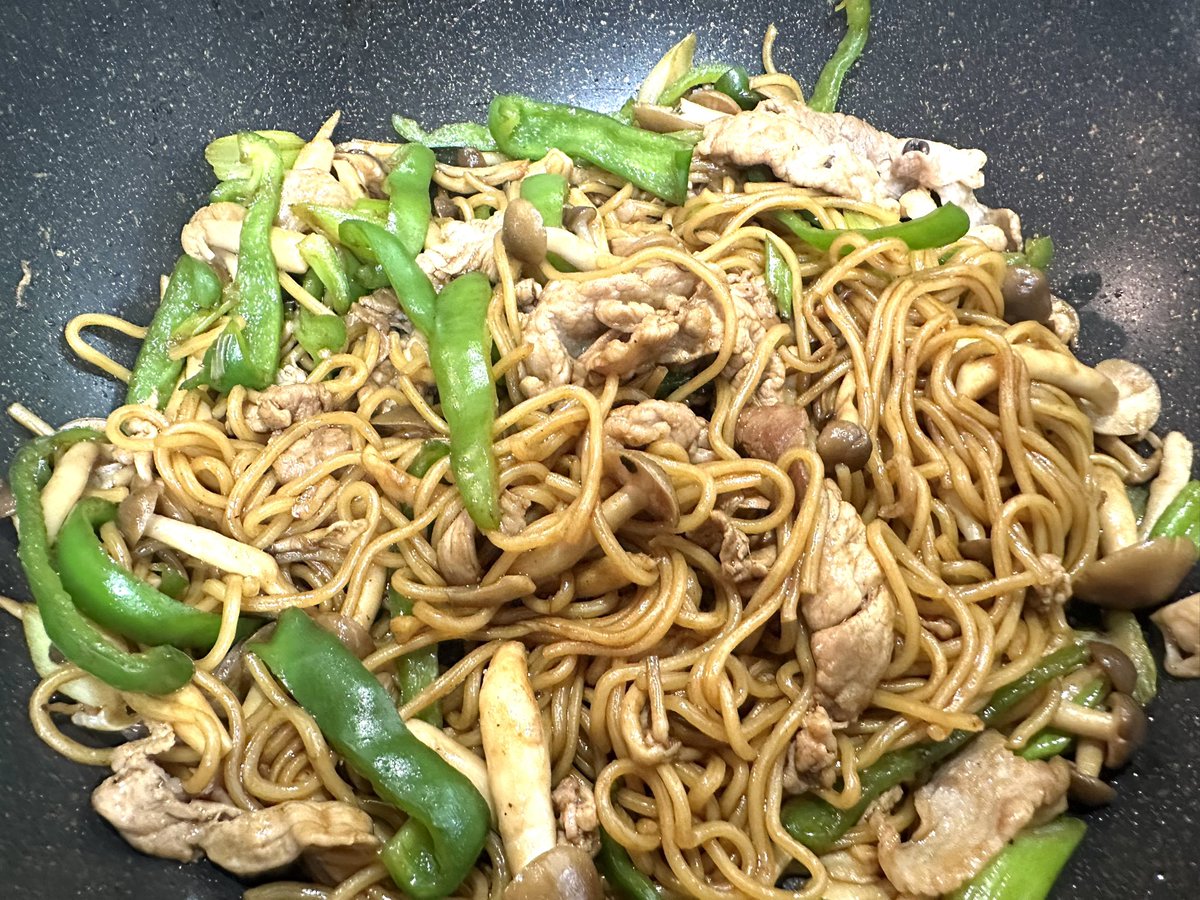 mayumiha's tweet image. 成城石井で売ってる焼きそば麺がめちゃくちゃ美味しいとネットで見たので買いました。美味しいソース焼きそばが出来ました♪
#成城石井  #比留間深蒸し焼そば