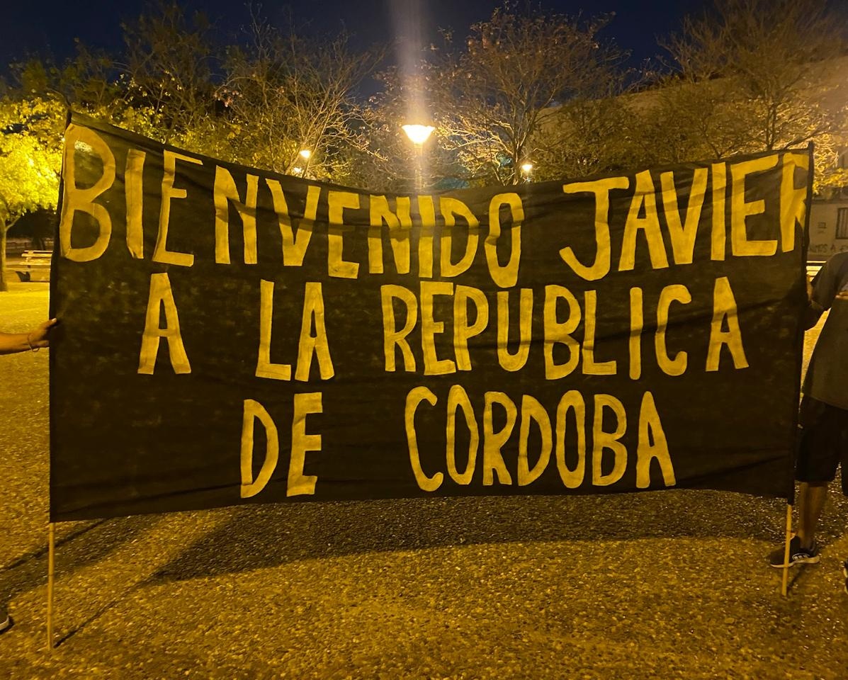 alexander88CAT's tweet photo. @ElTrumpista Se hacen los picantes con 4 viejos de edad de la fol la cual sacan su bandera...ah pero ven al po y polo y se les hace agua el culo fachos y gracias por el regalo espero vuelvan pronto no se olviden de la vaselina https://t.co/Wcb3OFj4Ih