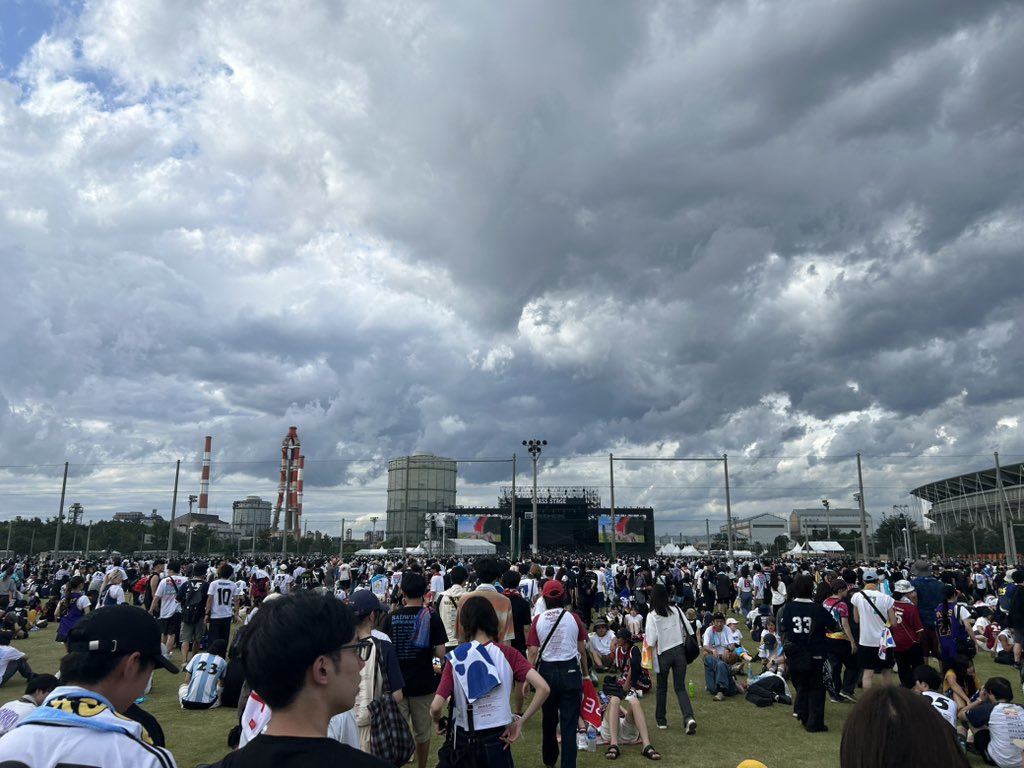 walkdream08's tweet photo. ホルモン、マンウィズまで休憩〜
#ロッキン
#マキシマムザホルモン
#MANWITHAMISSON https://t.co/YlEAcqlOev