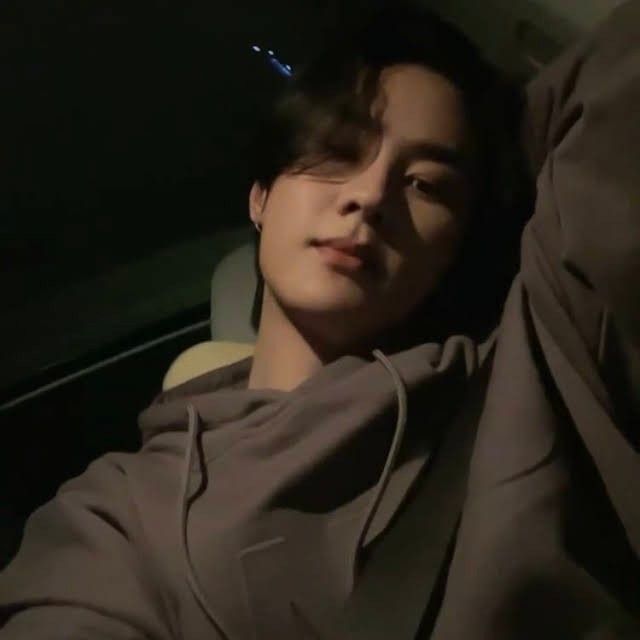 pov: você por algum motivo se apaixonou perdidamente por mim e agora essa é sua galeria.