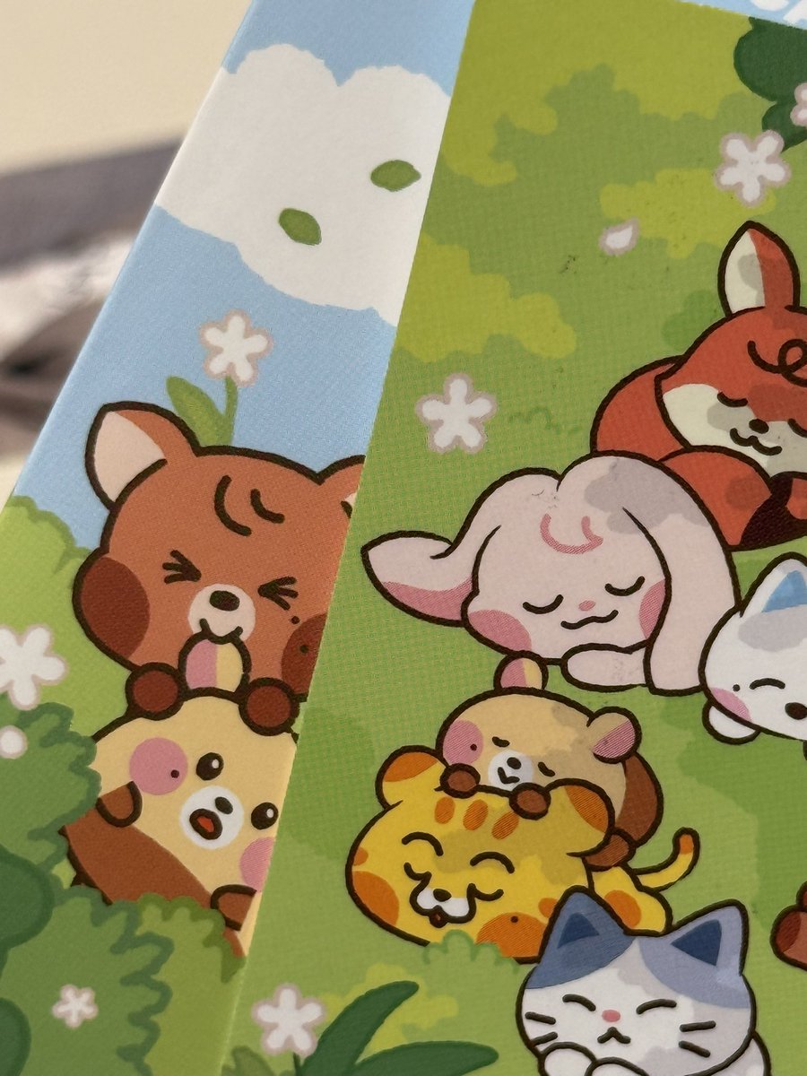 포카 뒷면이 너무 귀여움
밤찌 귀 뜯어 먹고 있는 쪼푸랑
애옹이 위에서 자고 있는 밤찌