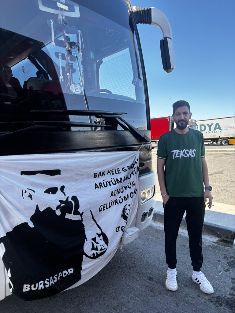 "Deplesman otobüsünün
Dikiz aynasina taktigimiz atki ve
Ön cama vuran yagmur
Damlalari esliginde
Koltuktan kafamizi koridora
Uzatip yolu izlerken
:Neler hissettigimizi bilseniz
Aski belki karniniza giren agri
Olarak tanimlarsiniz..."