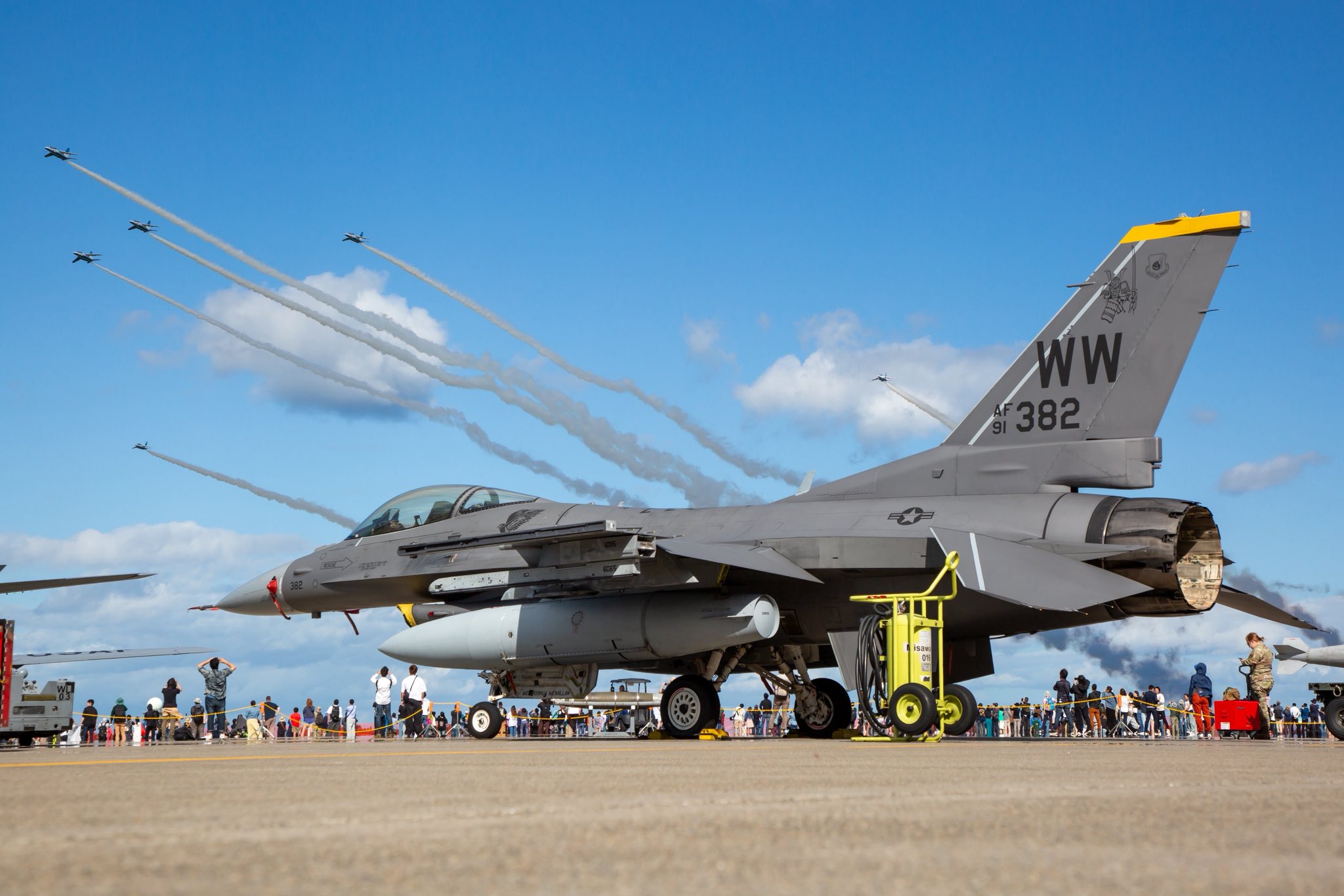 三田青磁　陽刻　花の図　盃台　C748AS-CGq 三田青磁 陽刻 花の図 盃台 C748AS-CGq