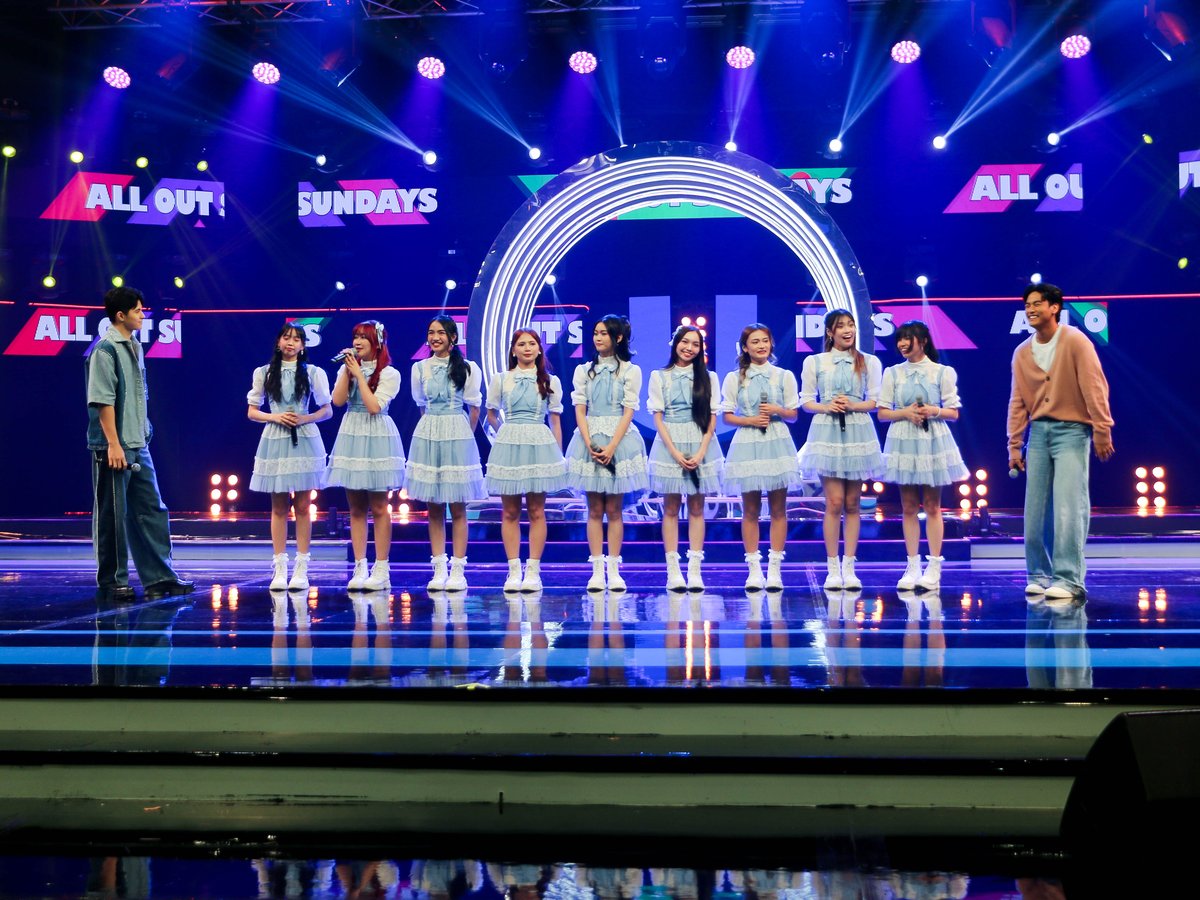 AllOutSundays7's tweet photo. MNL48 hyped up the stage with "Oh my pumpkin"! 🥰🎃 #AllOutSundays #AOSItsGivingSaya https://t.co/LoCAexueNB