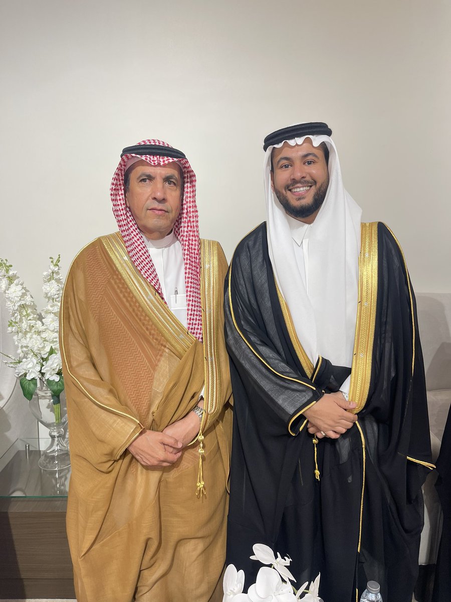 سعدت يوم الخميس الماضي مشاركة إبن العم زيد بن محمد الناصر حفل زواجه على كريم علي بن عبدالله الزهراني بارك الله لهما وبارك عليهما وجمع بينهما بخير🤲