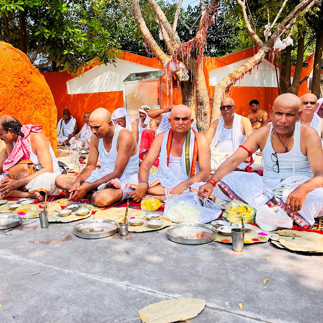 pandokhar_dham's tweet image. पितृमोक्ष अमावस्या पर श्री पण्डोखर सरकार धाम में भक्तों ने अपने पितृों की शांति एवं मोक्ष के लिए विशेष विधान करवाए।
#pitrumokshaamavasya #pitrapaksh #PitruTarpan #pandokharsarkardham
