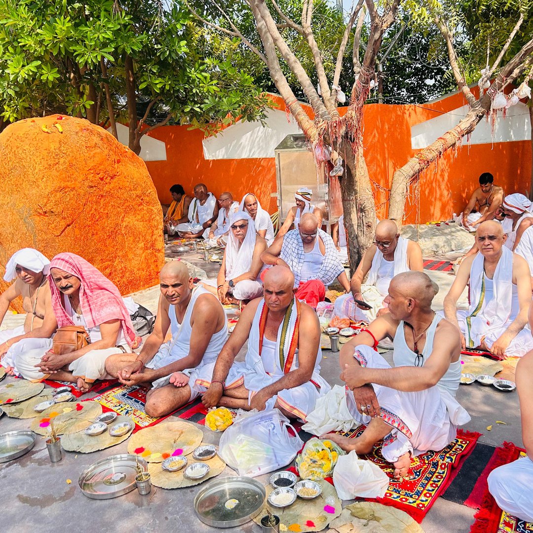 pandokhar_dham's tweet image. पितृमोक्ष अमावस्या पर श्री पण्डोखर सरकार धाम में भक्तों ने अपने पितृों की शांति एवं मोक्ष के लिए विशेष विधान करवाए।
#pitrumokshaamavasya #pitrapaksh #PitruTarpan #pandokharsarkardham