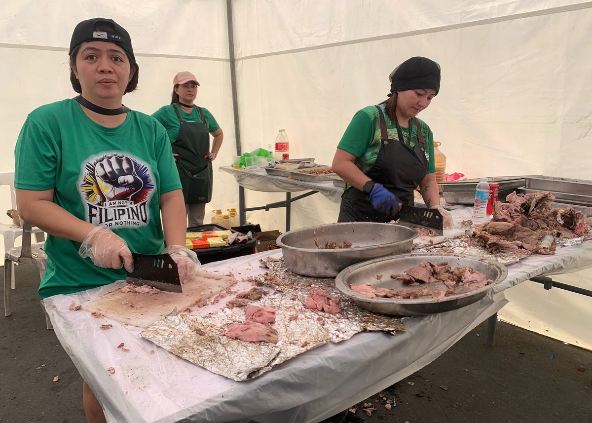 PHNews01's tweet photo. Volunteers prepare 100 lechon baka during the “Pray for the #Philippines” rally held at San Pedro Square in #Davao City on Sunday, September 21, 2025. The roasted beef will be distributed to attendees of the event.
#FreeDuterte
#BringDuterteHome
#BringPRRDHome
#GodSavePhilippines https://t.co/OGWr70LHVm
