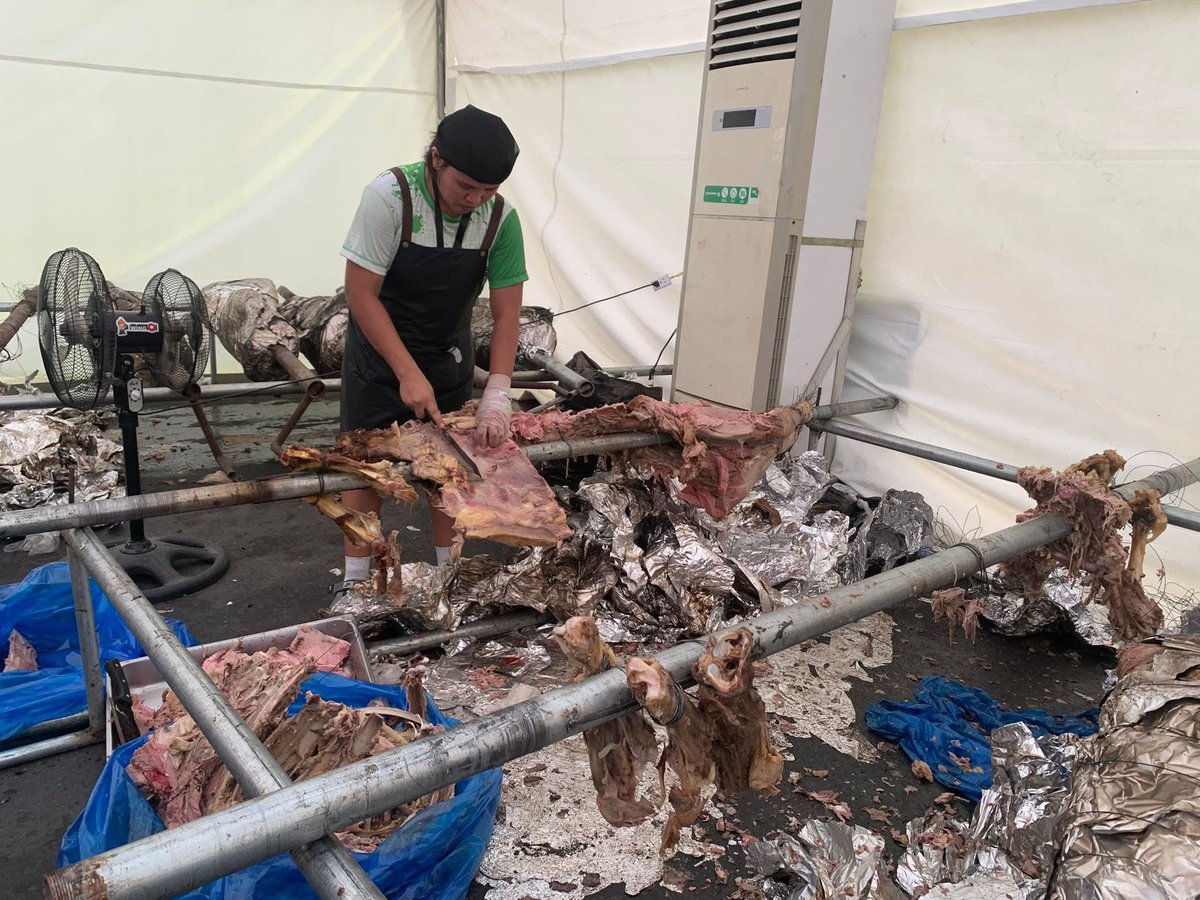 PHNews01's tweet photo. Volunteers prepare 100 lechon baka during the “Pray for the #Philippines” rally held at San Pedro Square in #Davao City on Sunday, September 21, 2025. The roasted beef will be distributed to attendees of the event.
#FreeDuterte
#BringDuterteHome
#BringPRRDHome
#GodSavePhilippines https://t.co/OGWr70LHVm