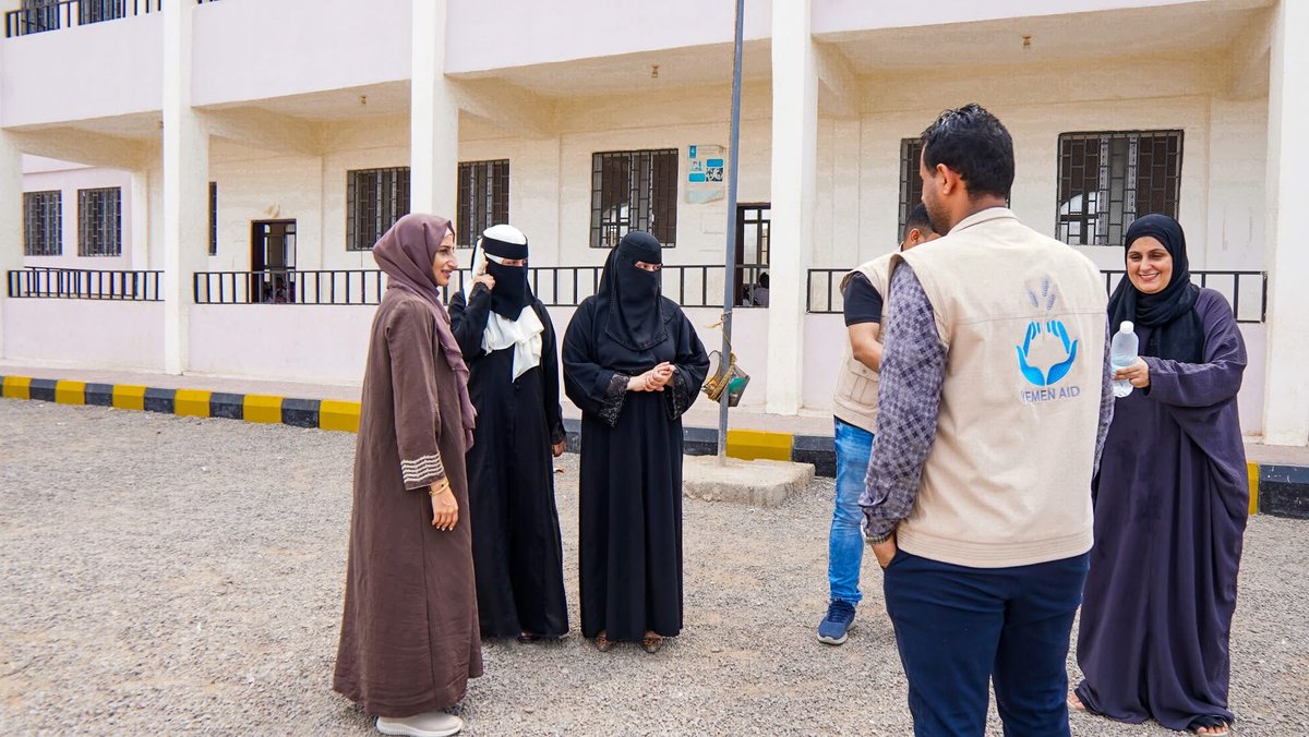 نفذت مؤخرًا المدير التنفيذي لمنظمة يمن أيد سمر ناصر اليافعي نزولًا ميدانيًا إلى إحدى المدارس في محافظة لحج للاطلاع على أوضاع المدرسة وتقييم احتياجاتها الأساسية.

يهدف هذا النزول إلى تحديد أولويات التدخلات القادمة بما يسهم في تحسين البيئة التعليمية وتوفير المتطلبات الضرورية التي