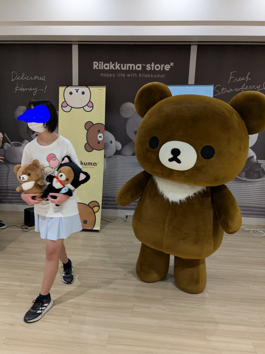 MdGELOgHADGVPSt's tweet image. 立てるぬいぐるみお渡し会　13時
リラックマストア池袋サンシャインシティ店🐻✨

こぐまちゃんが、こぐまちゃんを落とす、ハプニングがありましたが😱
可愛かったです！
落とされたの私のー😭
こぐまちゃん、しっかりして

🐻「娘ちゃん待って、待ってー」
🤭（笑）

#リラックマ
#チャイロイコグマ
