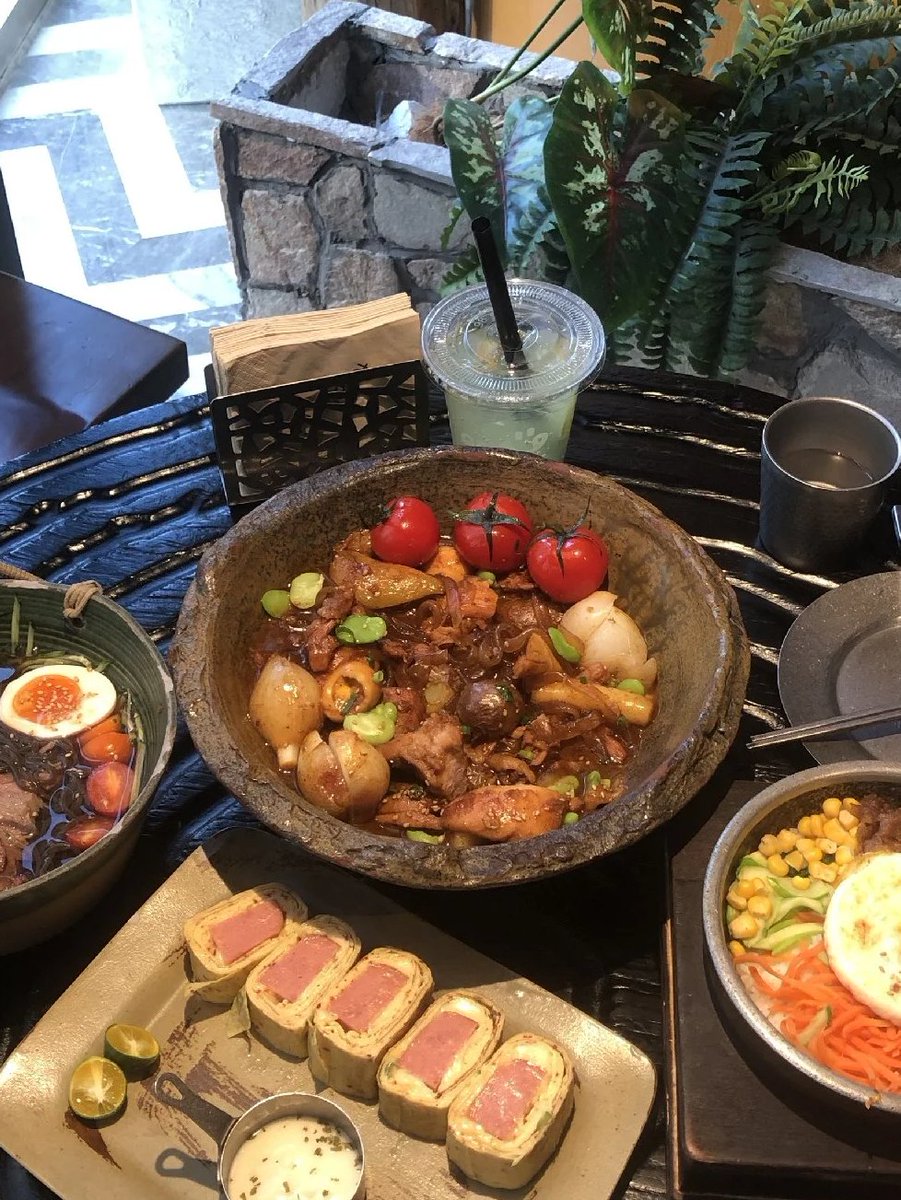 Chloe_zxcv's tweet image. Delicious food is life's little surprise, making every day worth looking forward to. 🍽️✨