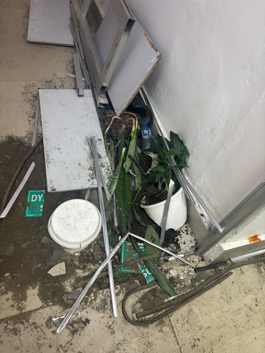 DrJsinghRajawat's tweet image. Today, an extremely shocking incident occurred in Department of obs and gyane Rims imphal ,Following an unfortunate maternal death. Senior professor went to counsel the patient’s relatives. In response, he was brutally attacked in an attempt to murder him inside the hospital…