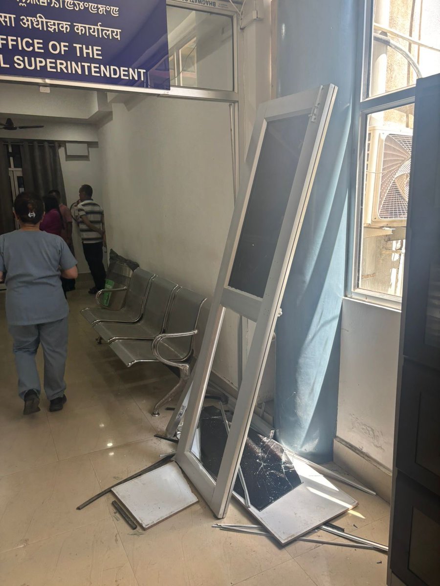 DrJsinghRajawat's tweet image. Today, an extremely shocking incident occurred in Department of obs and gyane Rims imphal ,Following an unfortunate maternal death. Senior professor went to counsel the patient’s relatives. In response, he was brutally attacked in an attempt to murder him inside the hospital…