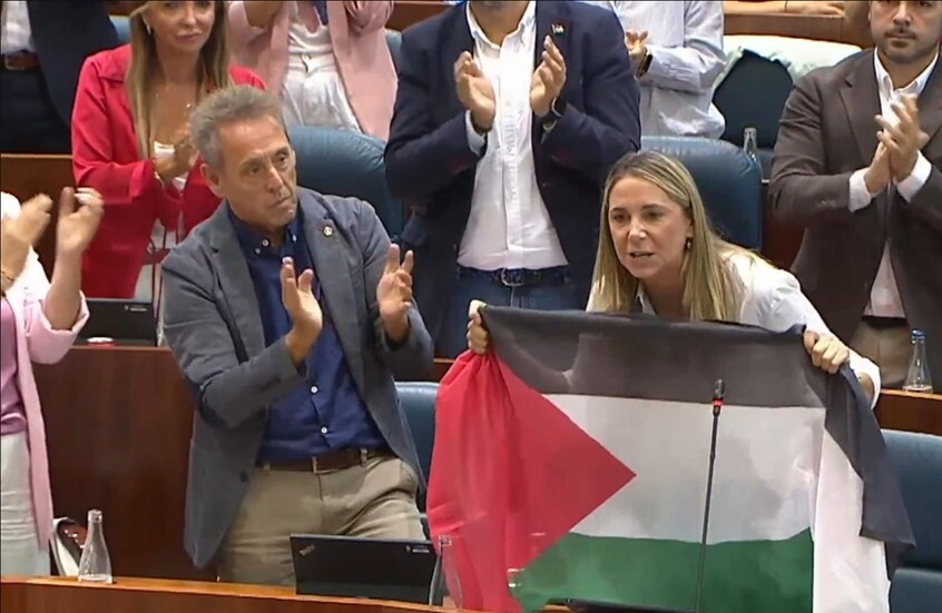 انهن شقائق الرجال , 
إجبار نائبة هولندية على مغادرة البرلمان بسبب ارتدائها ألوان العلم الفلسطيني.
وأخرى , "رافعة علم فلسطين".. نائبة إسبانية توبخ رئيسة إقليم مدريد وتعطيها درسا في الانسانية والتاريخ.