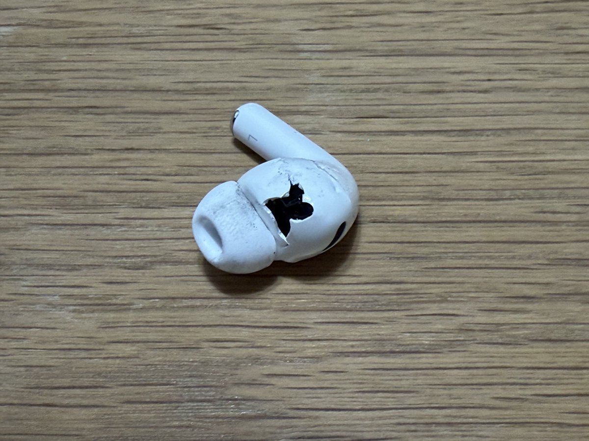 買ってまだ3日目なんだけどAirPods Pro3が車に轢かれました😭😭😭