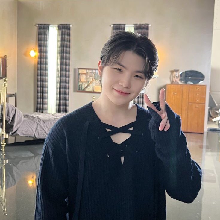 howoolife's tweet image. si mimin join the trend guys~

the poet                                    the poem