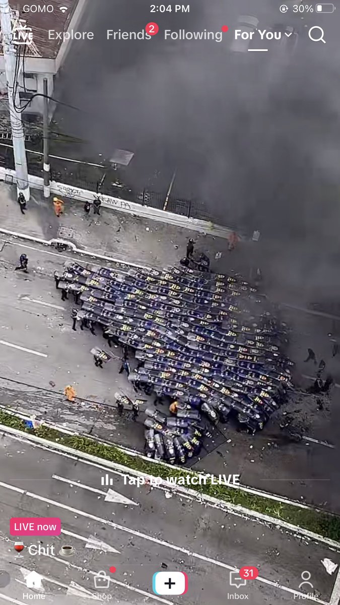MyouiRoyalty's tweet image. Warning shots, batuhan at sinunog na trailer sa Ayala bridge. 12 mins away from Luneta Park. Otw daw sa Malacañang. 

#BahaSaLuneta 
#TrillionPesoMarch
