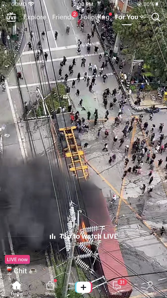 MyouiRoyalty's tweet image. Warning shots, batuhan at sinunog na trailer sa Ayala bridge. 12 mins away from Luneta Park. Otw daw sa Malacañang. 

#BahaSaLuneta 
#TrillionPesoMarch