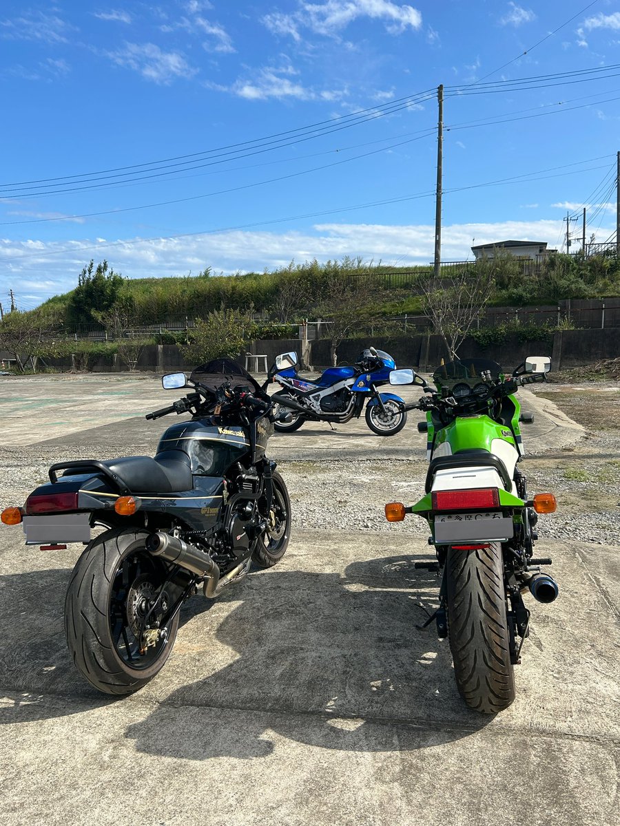 配達の後、カフェツーへ😊
一軒目はお休み。
2軒目はバイクの駅ROUTE51。
チョースケ仕様とライムグリーンのニンジャどちらもカッコいい！