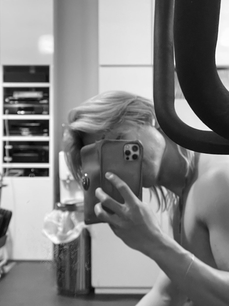 道端でばったり北ちゃんと遭遇しました。

こんな広い世界でたまたま会えるなんて、
本当に嬉しい偶然^ ^

元気をもらえたので、
その勢いのままジムへ。
胸筋をしっかりしばいてきました💪

<a href="/HOKUTOBOO36/">吉野北人／HOKUTO</a>