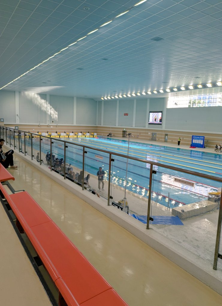 あんなに混んでいた会場が、かなり空いてきた。販売業者の人たちも撤収し始めている。でも、自分はこれから最終種目の400フリー。まだまだ🔥は絶やさないぜ！

#ジャパンマスターズ2025