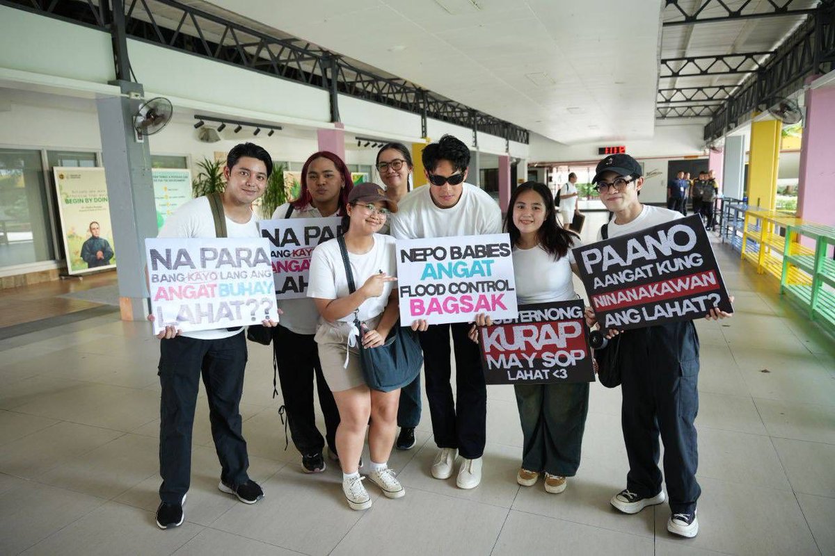 THEY'RE HERE!

Vice Ganda, Anne Curtis, Ion Perez, Jackie Gonzaga, Jasmine Curtis, Donny Pangilinan, and Darren Espanto were among the personalities who joined the Angat Bayanihan Volunteer Network at the Trillion Peso March on September 21.

The same stars, who have always been