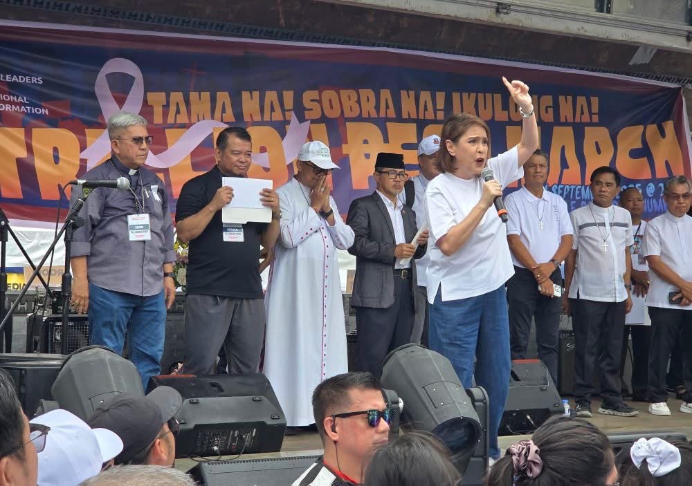 inquirerdotnet's tweet photo. LOOK: Cardinal Pablo Virgilio David, Bishop Colin Bagafora, Bishop Gerardo Alminaza, and Bishop Roberto Gaa join the “Trillion Peso March” rally against corruption at the People Power Monument in Quezon City.   

In a pastoral letter on Saturday, David, who also serves as the CBCP President, encouraged “everyone” to join the anti-corruption protests. 

“We issue a serious appeal to our legislators, independent oversight bodies and prosecuting agencies: expedite the process of investigation and accountability,” David says. | 📷: CBCP News via @DSampangINQ 

READ MORE: https://t.co/EL9ITVdpmm

· Watch our special coverage here: https://t.co/o0iy2wdfHJ

· Follow our live updates at https://t.co/ZyDt0ug50H