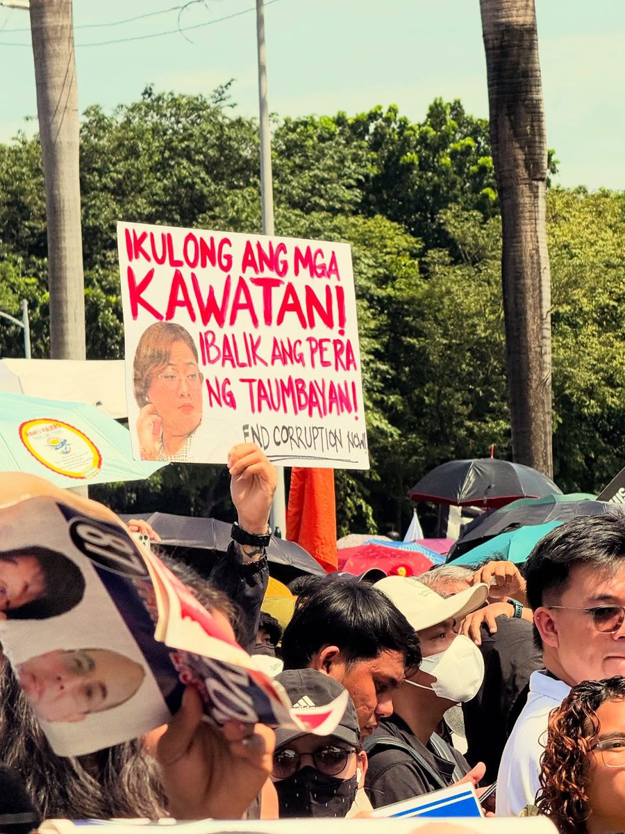 Nagsama-sama ang iba’t ibang sektor sa Luneta sa Maynila para kundenahin ang kurapsyon sa gobyerno at ipanawagang panagutin ang mga sangkot sa maanomalyang flood-control project at iba pang mga proyekto sa gobyerno.

#TrillionPesoMarch #BahaSaLuneta