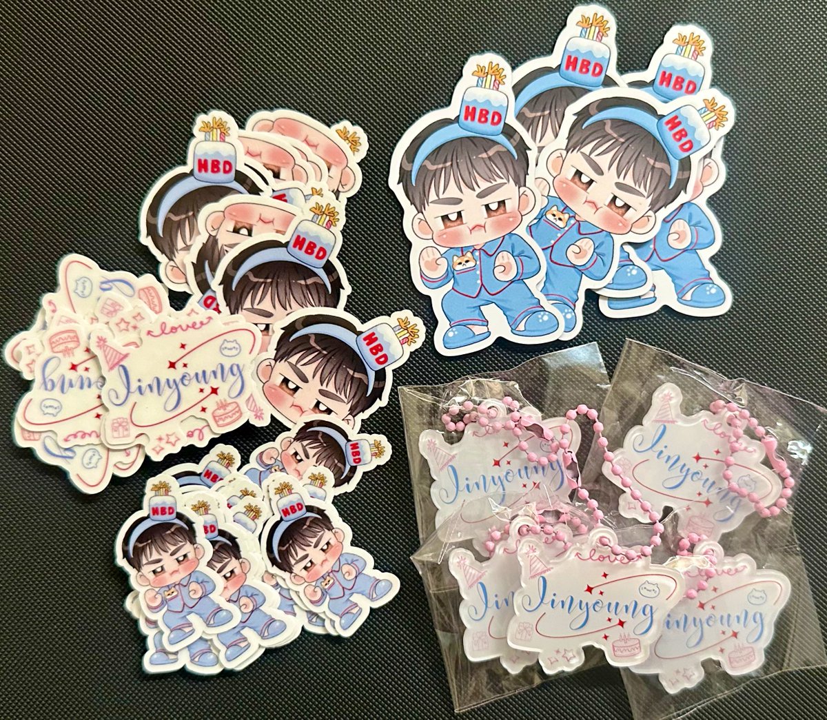 กอวเราจะจัดส่งหลังวันที่ 22 นะคะ ตอนนี้ของมาครบแล้ว เหลือสตดที่รอร้านจัดส่งมาที่เรา

พกจ : #fromDaizou
แม็กเน็ท : <a href="/iduckyshop/">ꔛ I͟D͟U͟C͟K͟Y͟ ⟡ 𝐶𝑟𝑒𝑎𝑡𝑒 𝑌𝑜𝑢𝑟 𝑠𝑡𝑦𝑙𝑒</a> 
สตกไดคัท : #StickOnMeShop