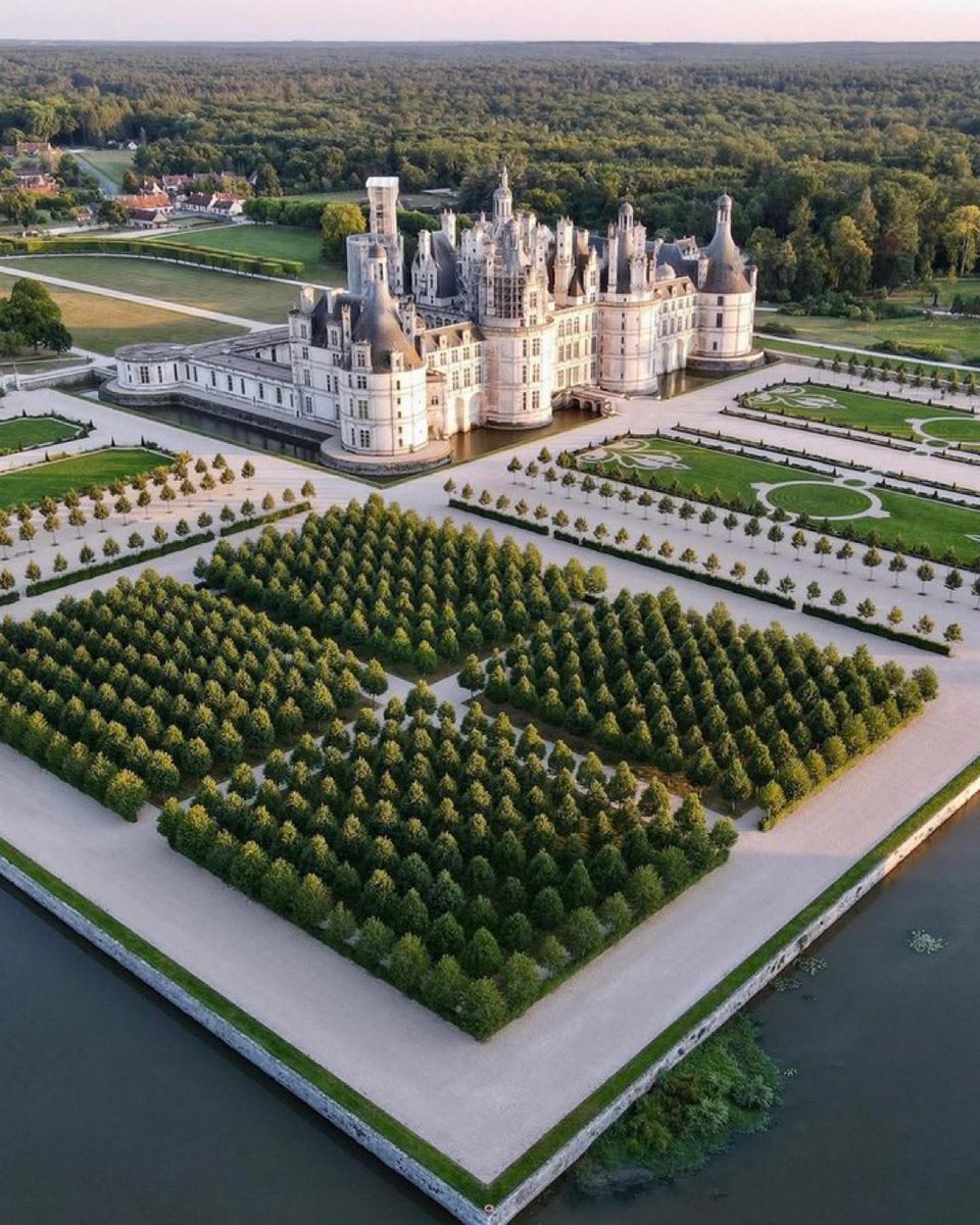 Le château de Chambord tombe en ruine
Le Louvre tombe en ruine
Même la Tour Eiffel tombe en ruine

Pendant ce temps, l'Etat finance à coup de milliards absolument tout et n'importe quoi.

Leur incompétence n'a pas de limite.
