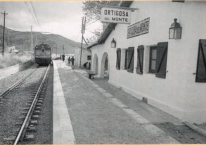 Años 80. 
Apeadero de la línea Villalba-Medina por Segovia.-
Foto archivo Renfe.