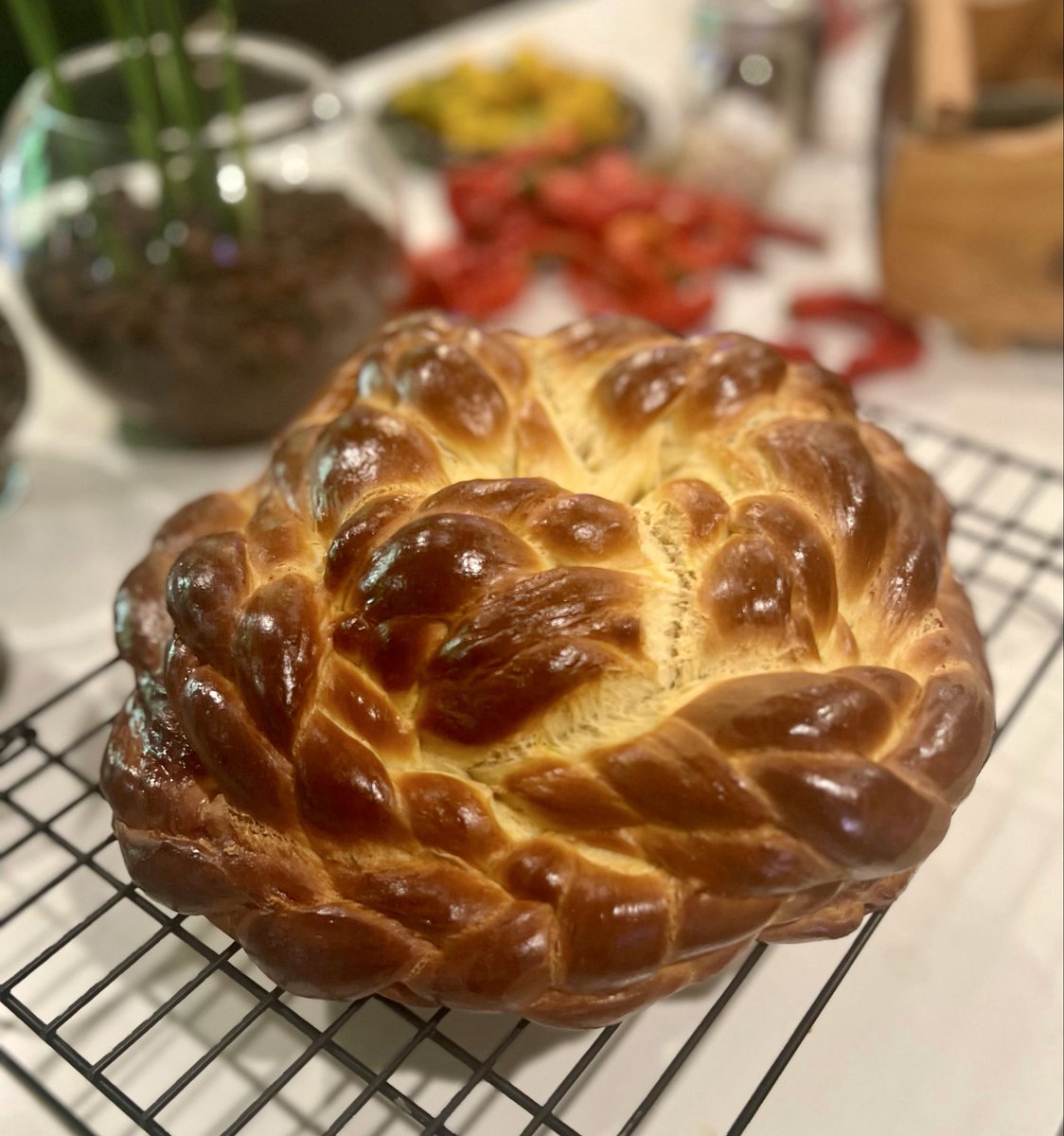 fardareismai2's tweet image. All going in the freezer until Monday. May still make a cinnamon apple one because mini asked, but that’s a problem for tomorrow’s me. #challah #bakingfromscratch #roshhashana