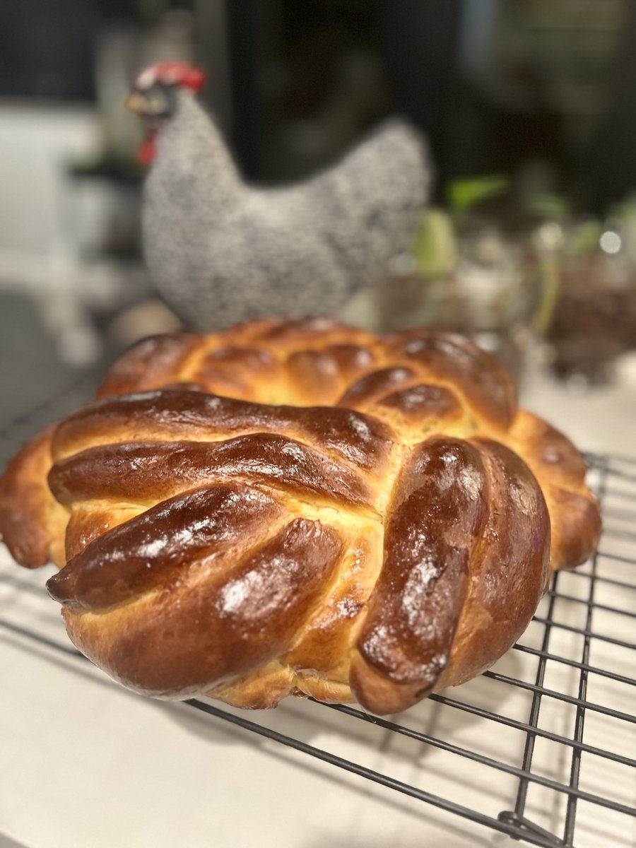 fardareismai2's tweet image. All going in the freezer until Monday. May still make a cinnamon apple one because mini asked, but that’s a problem for tomorrow’s me. #challah #bakingfromscratch #roshhashana