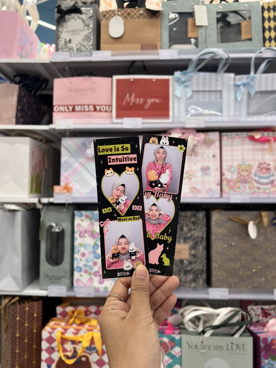 gorjeushjs's tweet image. - Minsung's Special Frame by @_325files x @lucentricji

Pengalaman tdk mengajarkanku apa"
tetep panik 😭

Bingung mau gaya apa, udah bawa prop ujungnya gak dipake 

Udh niat pake green-pink, eh hijabnya kurang green, tak apa

gagal bikin minsung kisseu, kejauhan

#WantMinsungBad