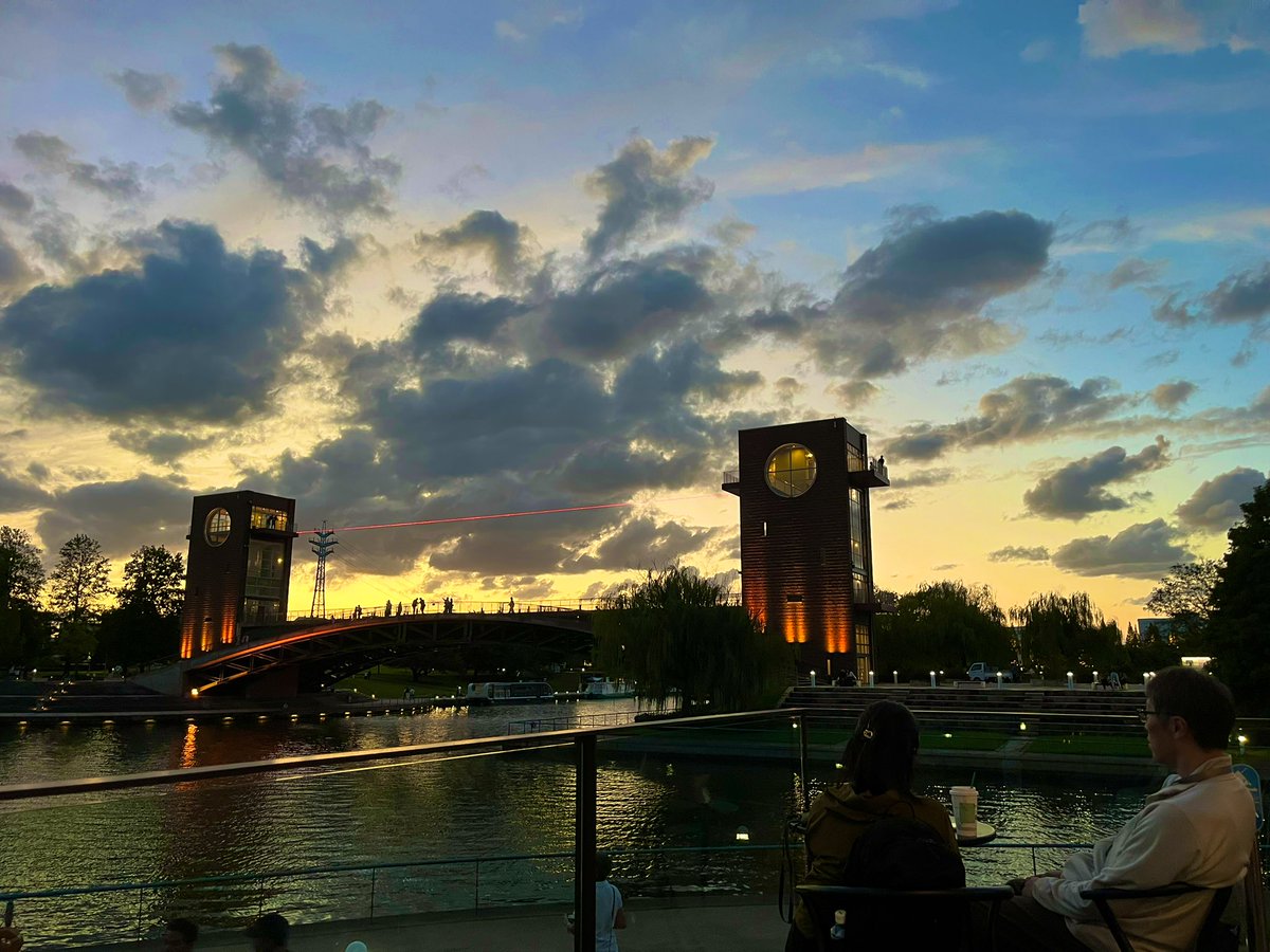 seipex2's tweet photo. 世界一のスタバと夕景
#世界一のスタバ https://t.co/c0yoSNC83T