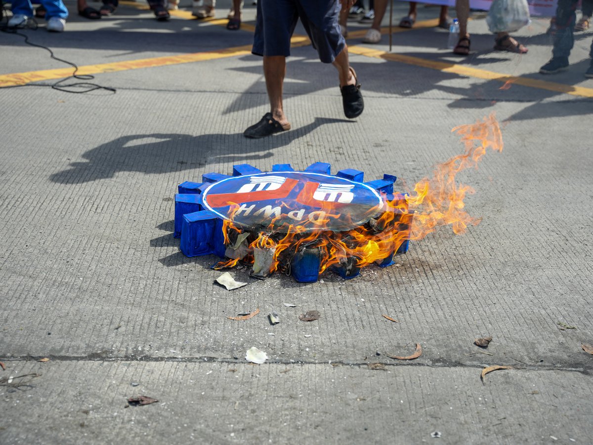 PhilstarNews's tweet photo. DPWH LOGO TORCHED IN LUNETA RALLY

Group Socialista burned the logo of the Department of Public Works and Highways and sprayed paint on the faces of politicians and officials involved in the bogus flood control project scandal as a form of protest during the anti-corruption rally on Sunday, Sept. 21, at Luneta Park in Manila.

📷 https://t.co/EkOhqnDYIK / Anj Andaya