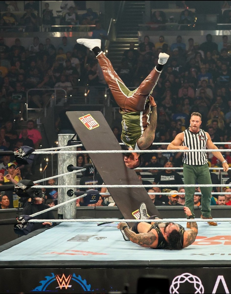 ThryllinDylan's tweet image. I might give Jimmy Uso the award for photo of the night at #Wrestlepalooza