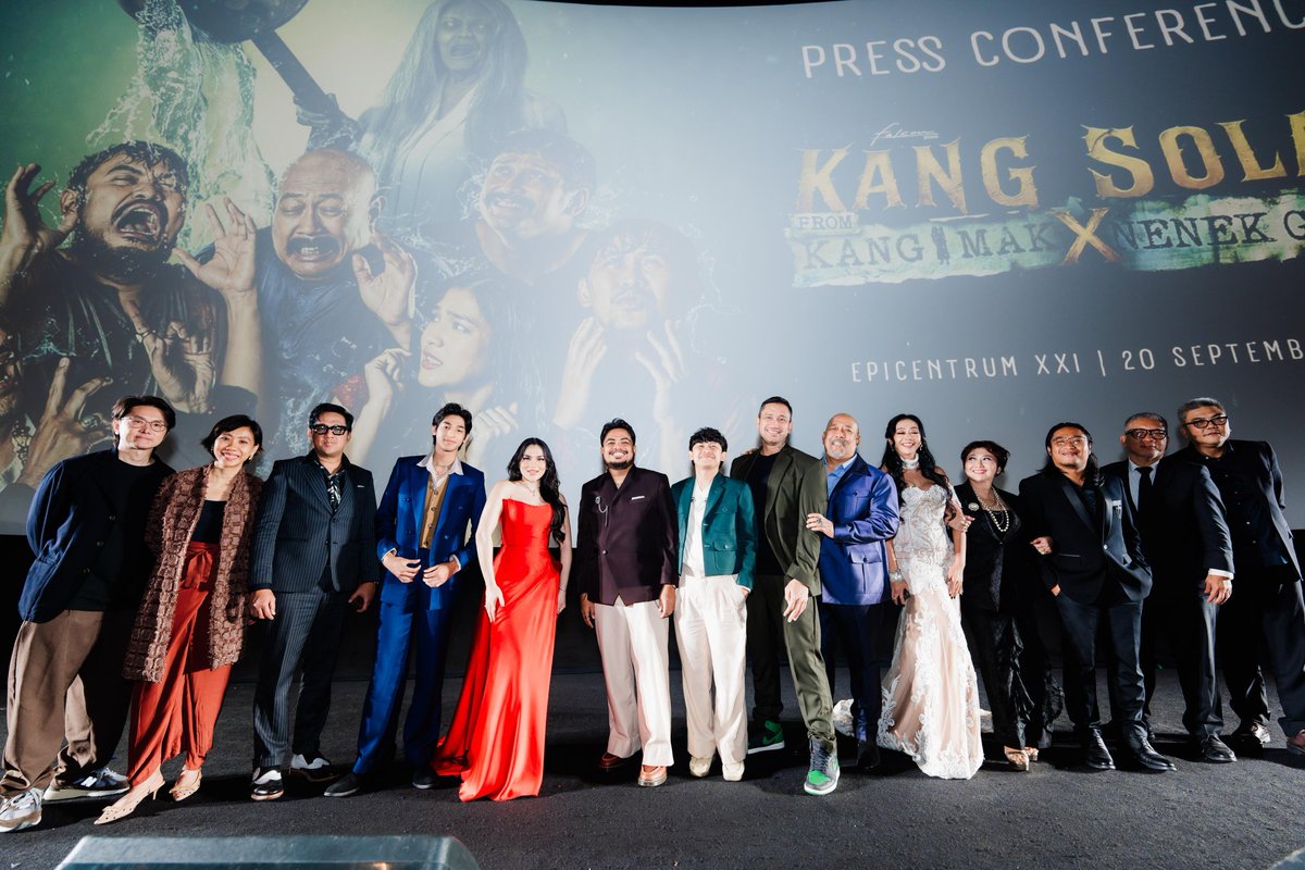 gdh559's tweet image. &apos;โต้ง-บรรจง ปิสัญธนะกุล&apos; ผู้กำกับ &apos;พี่มาก..พระโขนง&apos; ภาพยนตร์ไทยระดับตำนาน ได้รับเชิญให้ไปร่วมงานกาล่าพรีเมียร์เปิดตัวภาพยนตร์ Kang Solah x Nenek Gayung (From Kang Mak) ร่วมกับผู้กำกับ Herwin Novianto และทีมนักแสดง Rigen Rakelna, Indra Jegel ,Indro Warkop, Tora Sudiro, Andre…