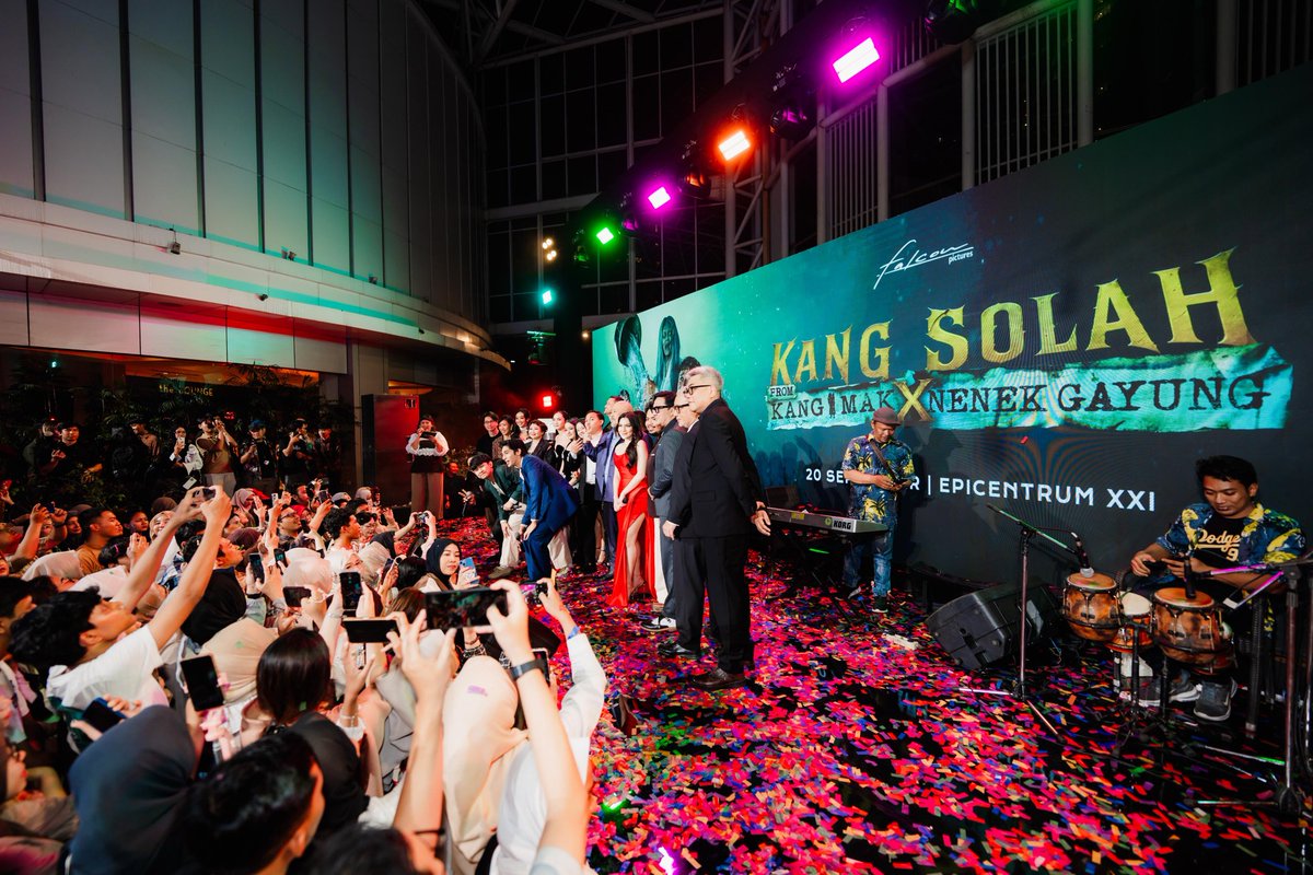 gdh559's tweet image. &apos;โต้ง-บรรจง ปิสัญธนะกุล&apos; ผู้กำกับ &apos;พี่มาก..พระโขนง&apos; ภาพยนตร์ไทยระดับตำนาน ได้รับเชิญให้ไปร่วมงานกาล่าพรีเมียร์เปิดตัวภาพยนตร์ Kang Solah x Nenek Gayung (From Kang Mak) ร่วมกับผู้กำกับ Herwin Novianto และทีมนักแสดง Rigen Rakelna, Indra Jegel ,Indro Warkop, Tora Sudiro, Andre…