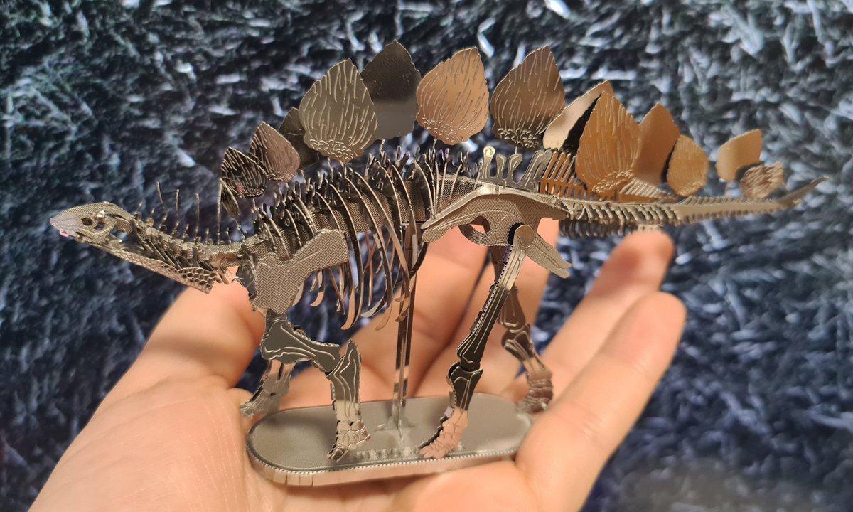 LostyLag's tweet photo. Metal Earth, Stegosaurus.

TENGO UN DINOSAURIO 
Más de 5 horas ricas peleándome con los trocitos de metal para montar esta hermosura. Da un poco de dentera manipular según que piezas, porque te arañan las uñas 💀, pero qué gozada es ver el progreso y qué bonico es el resultado 💜 https://t.co/K4aZOHMtfl