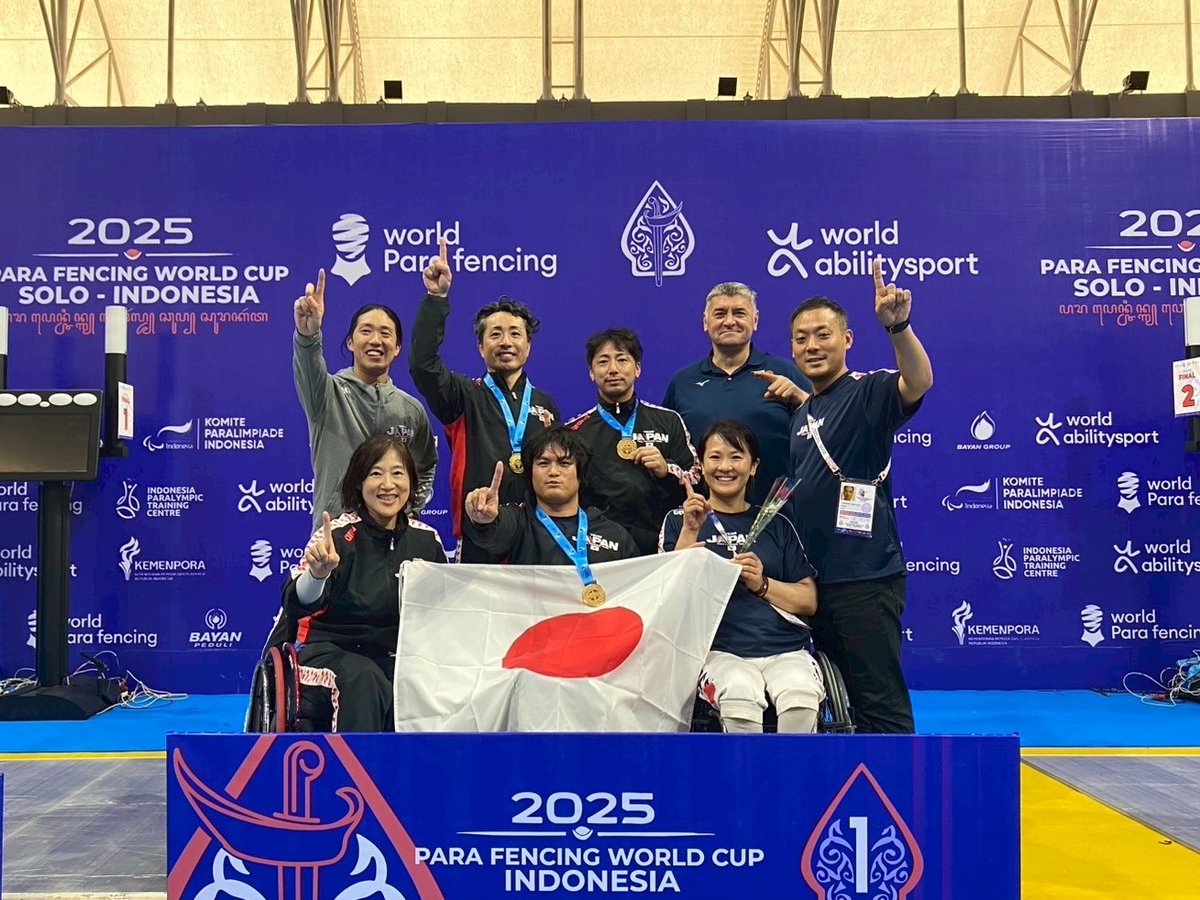 jparafencing's tweet photo. 【大会報告】
先日開催されたパラフェンシングW杯@インドネシアで、日本代表が男子フルーレ団体戦で初の金メダルを獲得🥇
個人戦でも複数メダルを獲得し、歴史的な快挙となりました！
詳細はこちら👇
🔗 公式HP大会報告
https://t.co/t46YpjfQCx
#パラフェンシング #日本代表 #金メダル #団体戦初優勝 https://t.co/eFp0GWOSeh